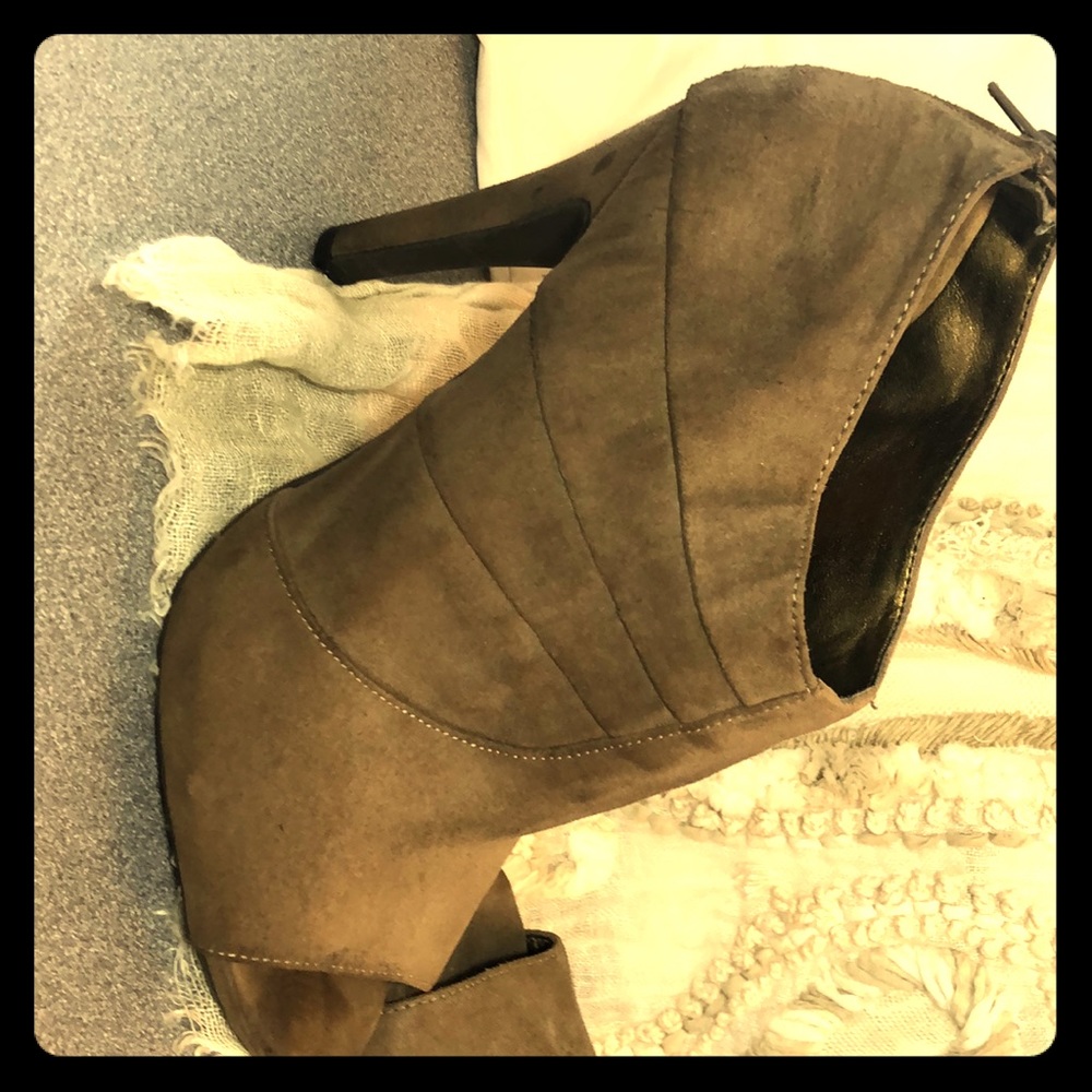Nine West nude neutral tan peep toe booties